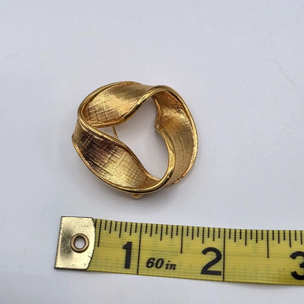Napier Signed Gold Tone Modernist‎ Ribbon Twist Brooch Vintage Sculptural Pin